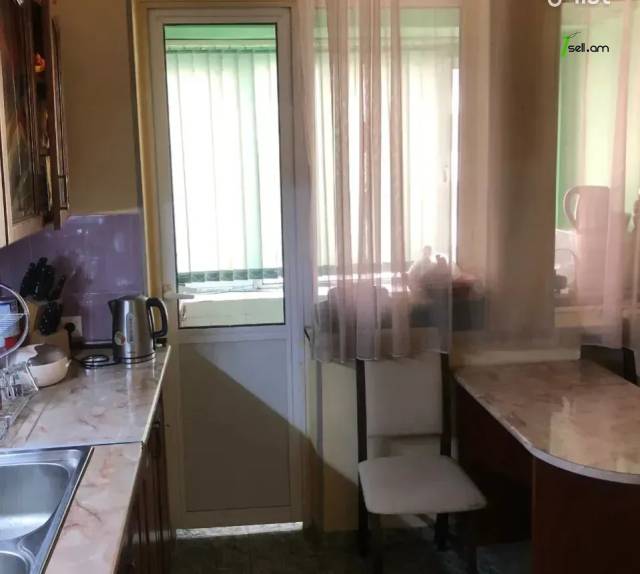 3 սենյականոց բնակարան Ծարավ Աղբյուր փողոցում, 72 քմ, նախավերջին հարկ, մի քանի պատշգամբ