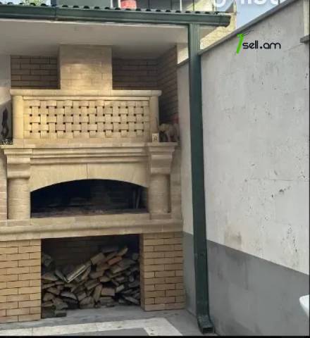 Երեք հարկանի քարե տուն, 30-я улица Нор Ареша Էրեբունիում, 300 քմ, 2 սանհանգույց, եվրովերանորոգված