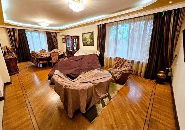 Երեք հարկանի քարե տուն, Գ-1 թաղամաս Աջափնյակում, 1391 ք.մ., 3+ սանհանգույց, կապիտալ վերանորոգված