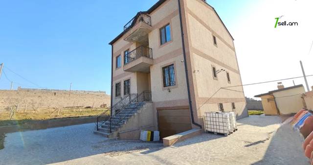 Չորս հարկանի քարե տուն Սիլիկյան 4-րդ փողոցում Աջափնյակում, 2480 ք.մ., 3+ սանհանգույց, մեծ հողամաս