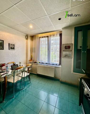 3 սենյականոց բնակարան Սայաթ-Նովայի պողոտայում, 112 քմ, նախավերջին հարկ, եվրովերանորոգված, քարե շենք