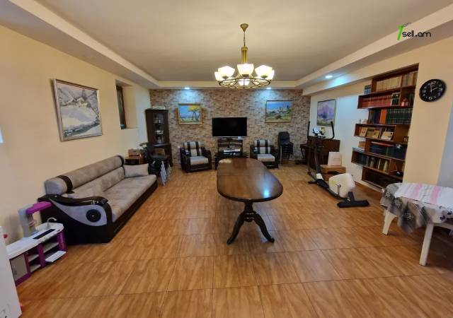 Երեք հարկանի քարե տուն Կարապետյան փողոցում Աջափնյակում, 470 ք.մ., 3+ սանհանգույց