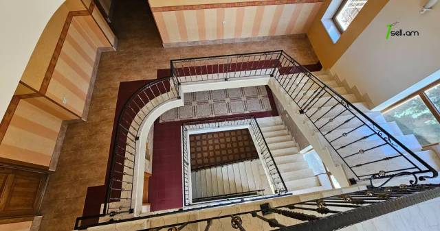 Չորս հարկանի քարե տուն Գարեգին Հովսեփյանի փողոցում Նորք Մարաշում, 2265 քմ, 3+ սանհանգույց