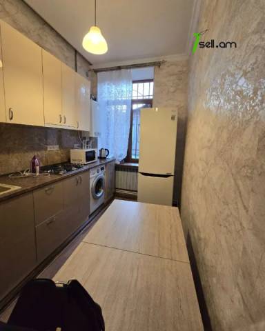 1 սենյականոց բնակարան Մեսրոպ Մաշտոցի պողոտայում, 36 քմ, 1/4 հարկ, եվրովերանորոգված, քարե շենք