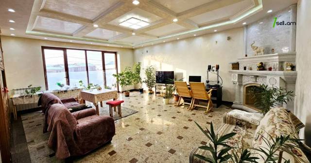 Երեք հարկանի քարե տուն Մոլդովական փողոցում Նոր Նորքում, 1240 ք.մ., 3+ սանհանգույց