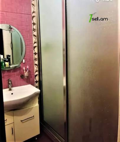 4 սենյականոց բնակարան Էրեբունիում, 100 ք.մ., նախավերջին հարկ, կապիտալ վերանորոգված, քարե շենք