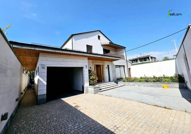 Երկու հարկանի քարե տուն Աջափնյակում, 1000 ք.մ., 3+ սանհանգույց, դիզայներական ոճով վերանորոգված