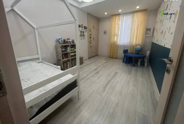 4 սենյականոց բնակարան նորակառույց շենքում Ադոնցի փողոցում, 120 ք.մ., 2 սանհանգույց, բարձր առաստաղներ