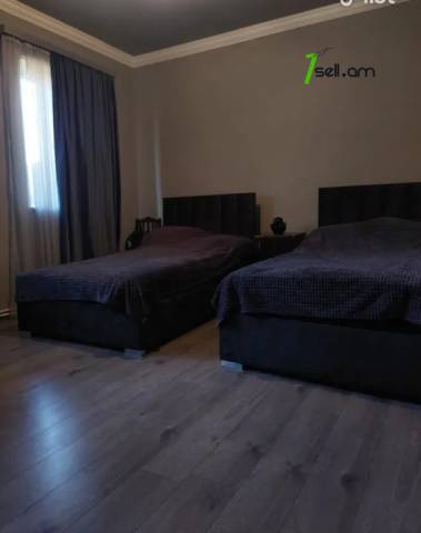 Մեկ հարկանի քարե տուն Սիլիկյան 12-րդ փողոցում Աջափնյակում, 500 ք.մ., 3+ սանհանգույց