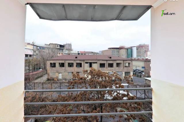 3 սենյականոց բնակարան, Զաքյան փողոցի 1-ին նրբանցք, 78 ք.մ., նախավերջին հարկ, կապիտալ վերանորոգված