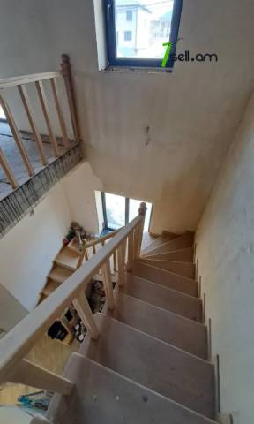 Երկու հարկանի քարե տուն 25-րդ փողոցում Զովունիում, 150 ք.մ., կապիտալ վերանորոգված