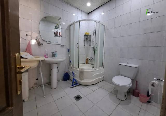 Երեք հարկանի քարե տուն Դավիթ Բեկի փողոցում Էրեբունիում, 900 ք.մ., 2 սանհանգույց