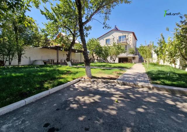 Երկու հարկանի քարե տուն 1-ին փողոցում Բյուրեղավանում, 700 քմ, 3+ սանհանգույց, կապիտալ վերանորոգված