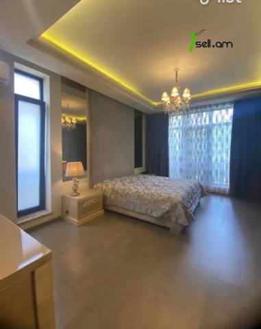 Երեք հարկանի տուն Մարշալ Բաբաջանյան փողոցում Ավանում, 715 քմ, 3+ սանհանգույց