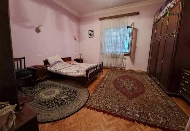 4 սենյականոց բնակարան Զարոբյան փողոցում, 162 ք.մ., նախավերջին հարկ, քարե շենք