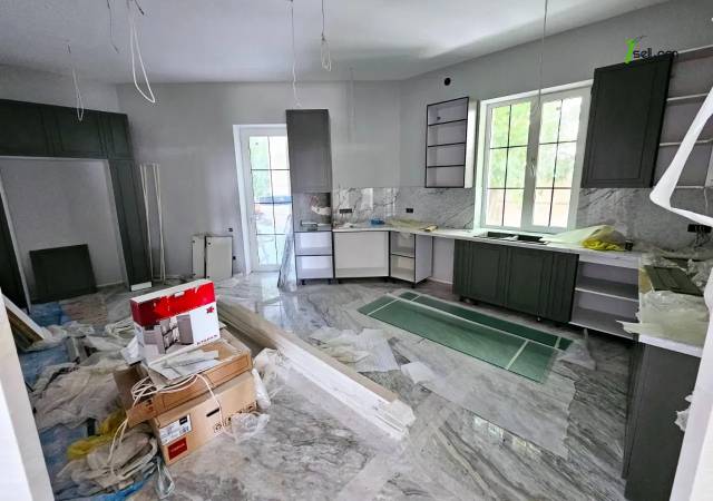 Երեք հարկանի քարե տուն Գևորգ Վարդանյան փողոցում Արաբկիրում, 1660 քմ, 3+ սանհանգույց