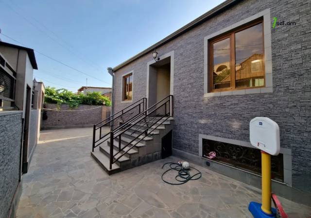 Երեք հարկանի քարե տուն Լուսինե Զաքարյան փողոցում Նորք Մարաշում, 300 քմ, 3+ սանհանգույց