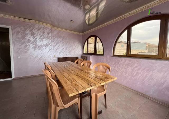 Երկու հարկանի քարե տուն Անտառային փողոցում կենտրոնում, 350 ք.մ., 3+ սանհանգույց, եվրովերանորոգված