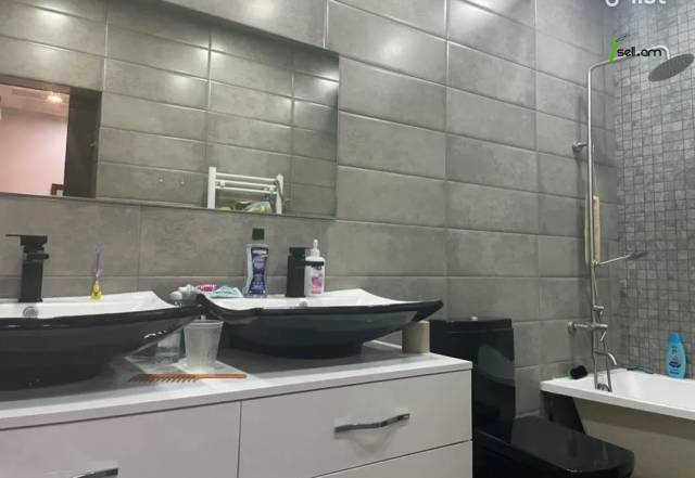 3 սենյականոց բնակարան նորակառույց շենքում Գյուրջյան փողոցում, 70 ք.մ., բարձր առաստաղներ