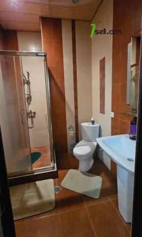 3 սենյականոց բնակարան Մեսրոպ Մաշտոցի պողոտայում, 100 ք.մ., 3/5 հարկ, կապիտալ վերանորոգված, քարե շենք