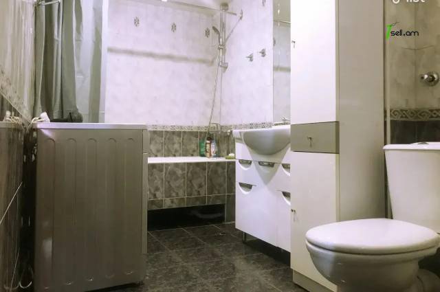 4 սենյականոց բնակարան Արամ Խաչատրյան փողոցում, 113 ք.մ., 3/5 հարկ, կապիտալ վերանորոգված, քարե շենք