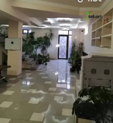 Երկու հարկանի քարե տուն, Ավան-Առինջ 1-ին միկրոշրջան Ավանում, 400 ք.մ., 3+ սանհանգույց