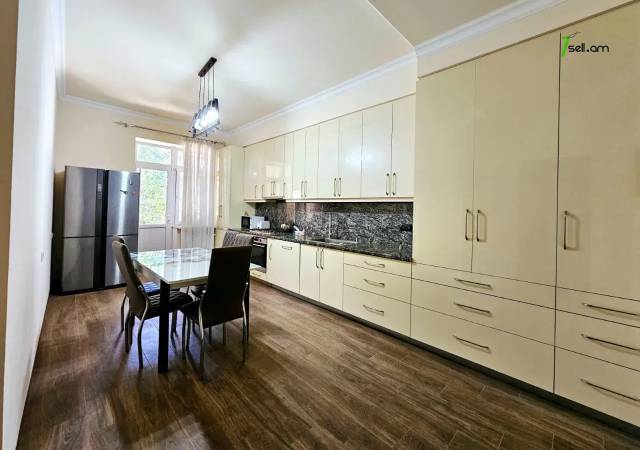 Երեք հարկանի քարե տուն Բագրևանդի փողոցում Նոր Նորքում, 1560 ք.մ., 3+ սանհանգույց