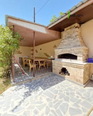 Երկու հարկանի քարե տուն Նուբարաշենի 4-րդ փողոցում Նուբարաշենում, 800 ք.մ., 3+ սանհանգույց