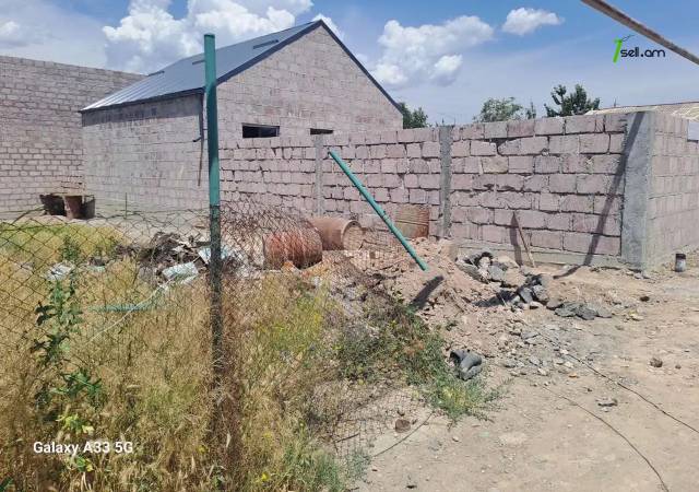 Մեկ հարկանի քարե տուն 1-ին փողոցում Նոր Խարբերդում, 74 քմ