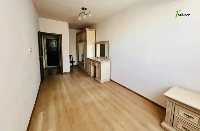 3 սենյականոց բնակարան Կոմիտասի պողոտայում, 65 ք.մ., 3/5 հարկ, կապիտալ վերանորոգված, քարե շենք
