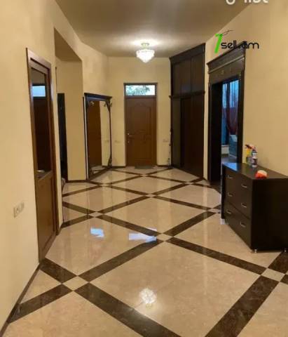 Երեք հարկանի քարե տուն Բագրևանդի փողոցում Նոր Նորքում, 510 ք.մ., 3+ սանհանգույց, եվրովերանորոգված