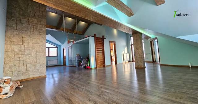 Երեք հարկանի քարե տուն Մոլդովական փողոցում Նոր Նորքում, 1240 քմ, 3+ սանհանգույց