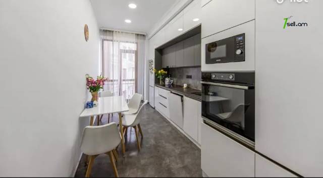 3 սենյականոց բնակարան նորակառույց շենքում, Улица Адонца, 100 քմ, նախավերջին հարկ, 2 սանհանգույց