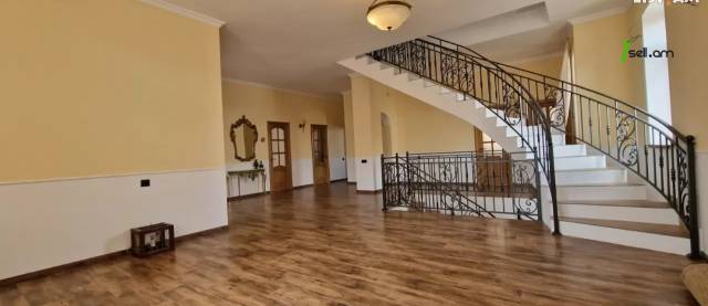 Երեք հարկանի քարե տուն Մելքումովի փողոցում Դավիթաշենում, 600 ք.մ., 3+ սանհանգույց, եվրովերանորոգված