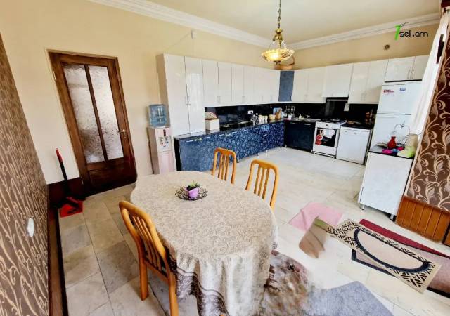 Երեք հարկանի տուն Օստրովսկու փողոցում կենտրոնում, 900 քմ, 3+ սանհանգույց, կապիտալ վերանորոգված