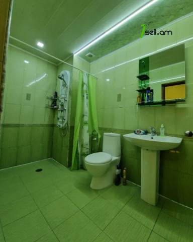 Երկու հարկանի քարե տուն Աշոտ Հովհաննիսյանի փողոցում Նոր Նորքում, 700 ք.մ., 3+ սանհանգույց