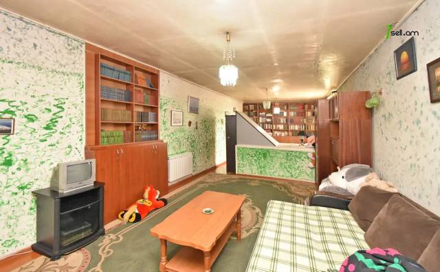 Երեք հարկանի քարե տուն Ազատամարտիկների փողոցում Էրեբունիում, 182 քմ, 2 սանհանգույց