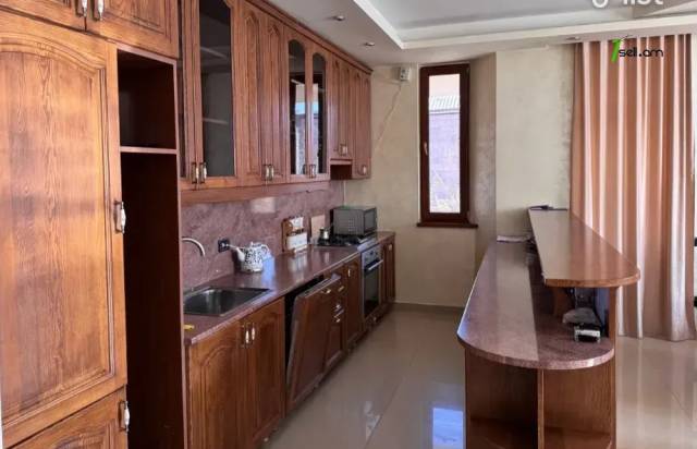 4 սենյականոց բնակարան, Իսահակյան թաղամաս, 130 քմ, 2/2 հարկ, 2 սանհանգույց, բարձր առաստաղներ