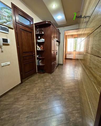3 սենյականոց բնակարան, Hanrapetutyan Street, 85 քմ, նախավերջին հարկ, բարձր առաստաղներ