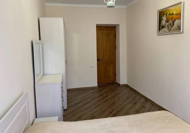 3 սենյականոց բնակարան Չարենցի փողոցում, 90 ք.մ., 3/5 հարկ, կապիտալ վերանորոգված, քարե շենք