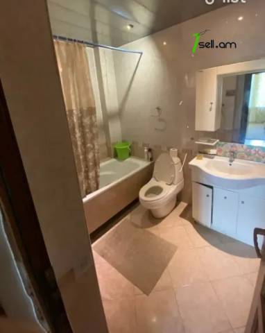 3 սենյականոց բնակարան Կոմիտասի պողոտայում, 80 ք.մ., 2/5 հարկ, կապիտալ վերանորոգված, քարե շենք