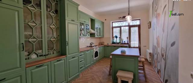 Երեք հարկանի քարե տուն Մելքումովի փողոցում Դավիթաշենում, 600 ք.մ., 3+ սանհանգույց, եվրովերանորոգված