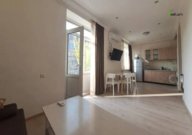 2 սենյականոց բնակարան Բաղրամյան պողոտայում, 42 ք.մ., 2/5 հարկ, կապիտալ վերանորոգված, քարե շենք