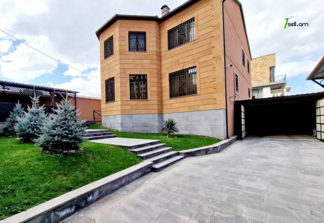 Երկու հարկանի քարե տուն Հրաչյա Աճառյան փողոցում Ավանում, 440 ք.մ., 2 սանհանգույց, եվրովերանորոգված