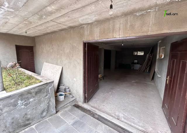 Երեք հարկանի քարե տուն Առինջի 17-րդ փողոցում Առինջում, 360 ք.մ., 3+ սանհանգույց