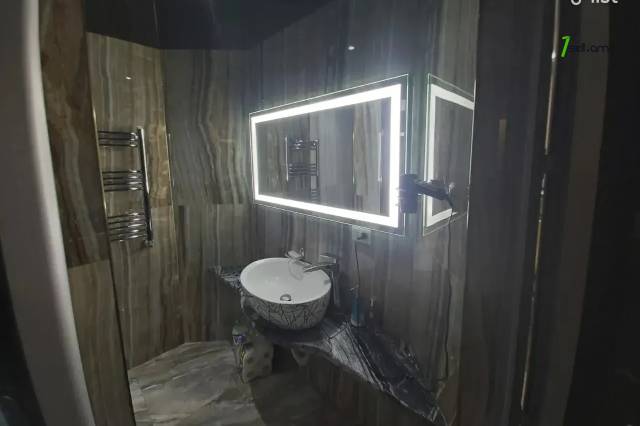 3 սենյականոց բնակարան Պարույր Սևակի փողոցում, 84 ք.մ., 2 սանհանգույց, եվրովերանորոգված, քարե շենք