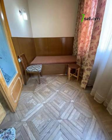 2 սենյականոց բնակարան Քաջազնունի փողոցում, 70 քմ, բարձր առաստաղներ, մասնակի վերանորոգում, քարե շենք