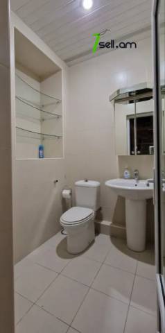 Ընդարձակ 5 սենյականոց բնակարան Մեսրոպ Մաշտոցի պողոտայում, 310 ք.մ., 2 սանհանգույց, բարձր առաստաղներ