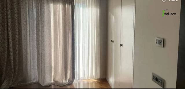 3 սենյականոց բնակարան Նալբանդյան փողոցում, 100 ք.մ., մի քանի պատշգամբ