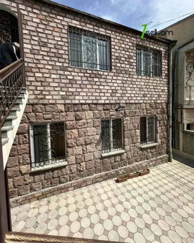 Երկու հարկանի քարե տուն Նոր Արեշի 22-րդ փողոցում Էրեբունիում, 140 քմ, 2 սանհանգույց